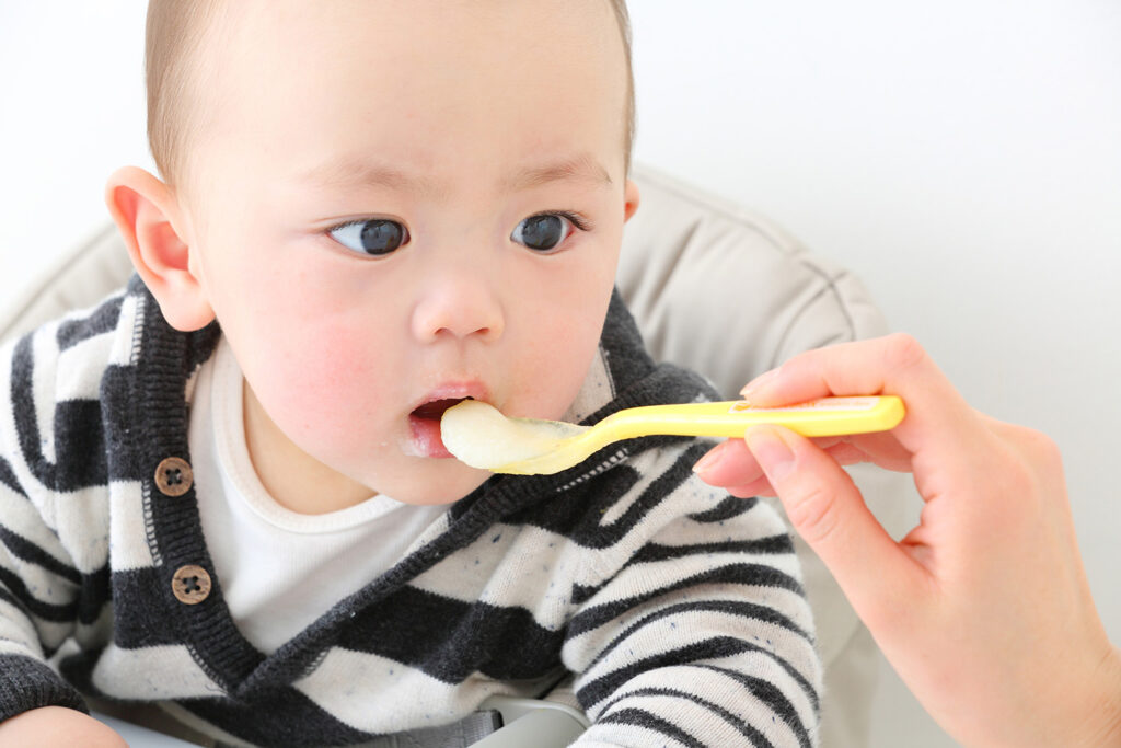 ④-④-②除去食解除は１歳頃からスタート　アレルゲン性の低いものから負荷を開始、焦らず、しかも着実に進める